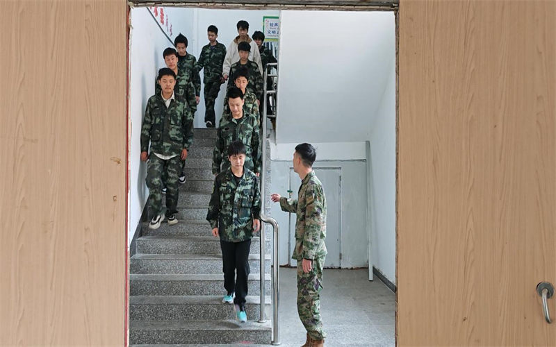 我校成功開(kāi)展校園防踩踏應(yīng)急疏散演練 筑牢師