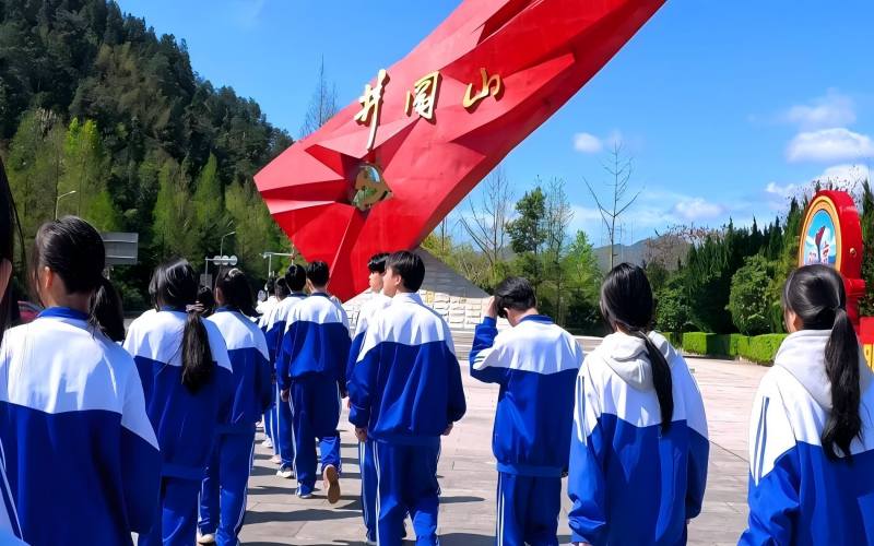 點(diǎn)燃青春信仰之火，照亮奮進(jìn)前行之路-我校赴